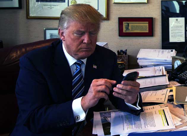 trump usando un movil